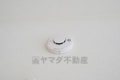 火災による煙や熱を感知して、警報音やブザー等で火災の発生を知らせてくれる火災警報器。