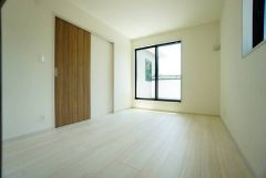 寛ぎの時間を紡ぎだす主寝室は、大型ベッドを置いても余裕の広さを確保しています。