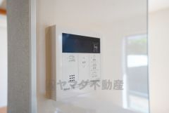 キッチン横からお湯張り、追い炊き、足し湯がボタン一つで楽々操作できる給湯機リモコンです。忙しい夕飯準備の時間帯に重宝しますね。
