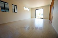 大きな窓のあるリビングは、陽光あふれる明るい空間です。居心地良く、ご家族皆がゆったり寛げる憩いの空間となりそうです。