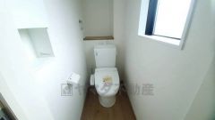 温水洗浄機付トイレです。節水機能もあるので、安心して使えますね。もちろん、1階2階の2ヶ所にトイレがあるので、忙しい朝にもゆとりができますね。