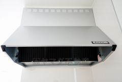 お手入れが簡単なスリム型レンジフードです。調理により発生する油煙や臭いを吸い込み、屋外へ排気してくれます。