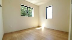 2面採光を確保した明るい室内は、風通しも良く、大変居心地の良い空間となっております。爽やかな風を感じて起きる朝は、快適生活の始まりに。
