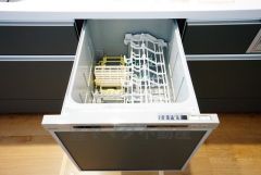 食事の後の手間を解消する食器洗い乾燥機付。冬場の洗い物で手荒れの悩みもなくなります。手洗いよりも節約できて便利。