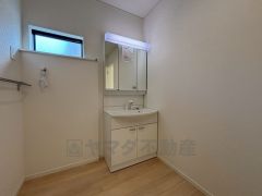 三面鏡つき洗面台。鏡裏にたっぷりとした収納スペースがあります。鏡を閉めてしまえば小物は見えないため、スッキリとした印象の洗面台にできます。