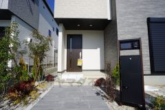 家の顔となる玄関扉がかっこいいと、たくさんの人を招き入れたくなりますね＾＾ 奥まって設置されており、雨にも濡れにくくなっています。