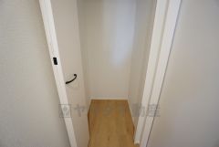 同仕様写真。2階の廊下にも収納を確保。各居室に入りきれなかった荷物や、2階で使用する日用品のストック置き場に便利です。