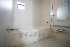1日の疲れを癒すくつろぎのバスルーム。足を伸ばしてもゆったりと入れるサイズです。お子様と一緒にお風呂に入っても狭くないですね^^
