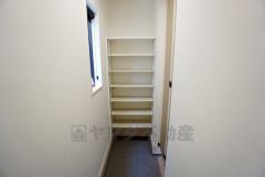 同仕様写真。壁一面に設けた大容量のシューズクローゼットは実用性と機能性を兼ね備えています。急な来客でも、いつも整頓された玄関でお出迎えができます。