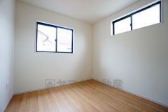 住む人のこだわりを活かす洋室。日当たりがよく、寝室としての利用もおすすめ。広めのクローゼットには荷物をすっきり片付けられ、ゆとりのある暮らしが出来ます＾＾