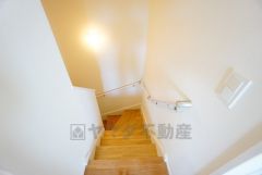 小さなお子様やご高齢の方でも安心できる、手すり付き階段。段差も低めで設定されており、安全性にも優れています。