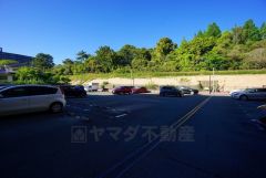 駐車場月額5，000円～15，000円。詳しくはお問い合わせ下さい＾＾和白通りにすぐ出れるので通勤やお出かけに便利。