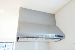 お手入れが簡単なスリム型レンジフードです。調理により発生する油煙や臭いを吸い込み、屋外へ排気してくれます。