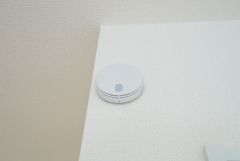 火災報知器が設置されていることで、火災の発生をいち早く感知し、就寝中や留守中でも素早く危険を知らせてくれるため、家族の安全を確保し被害を最小限に抑えられます。