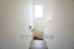 小さなお子様やご高齢の方でも安心できる、手すり付き階段。段差も低めで設定されており、安全性にも優れています。