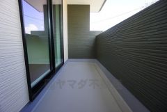 陽当たりの良いバルコニーです。お洗濯やお布団干しはもちろん、日光浴スペースにも。足元は防水工事施工済です。