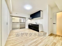 大きな窓のあるリビングは、陽光あふれる明るい空間です。居心地良く、ご家族皆がゆったり寛げる憩いの空間となりそうです。