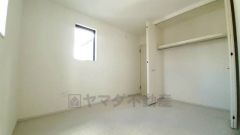 住む人のこだわりを活かす洋室。日当たりがよく、寝室としての利用もおすすめ。広めのクローゼットには荷物をすっきり片付けられ、ゆとりのある暮らしが出来ます＾＾