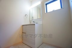三面鏡つき洗面台。鏡裏にたっぷりとした収納スペースがあります。鏡を閉めてしまえば小物は見えないため、スッキリとした印象の洗面台にできます。