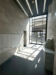 上質感漂うエントランス。エントランスのドアは全面ガラス張り。スタイリッシュでオフィスビルのような雰囲気ですね。