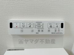壁リモコンタイプのウォシュレット付き。すっきりした見た目で、トイレ奥の掃除もしやすいです。