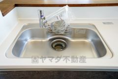 広々としたステンレスシンクには、洗剤やスポンジを収納出来るラック付き。広さも確保しているので、大きなお鍋も洗いやすいです。