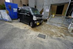 現地（2025年6月6日）撮影。駐車スペースはゆとりある2台分を確保。マイカー用に、お客さま用に、余裕を持ってご利用いただけます。