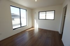 同仕様写真。各部屋に収納が完備されているので、お荷物が増えても安心の設計です。