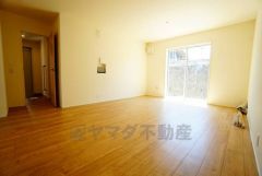 リビングは広々とした設計で、家族が集い、寛ぐ暮らしの空間を演出しています。思い思いの時間を過ごしたり、家族みんなで食事をしたり、素敵な団らんの場になりますね。