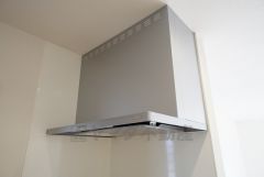 同仕様写真。調理により発生する油煙や臭いを吸い込み、屋外へ排気してくれます。