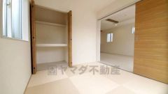 リビングからの続き間として和室をご用意しました。普段はリビングとつなげて開放的なスペースとして、来客時には客間としてお使いいただけます。