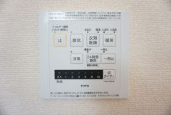 同仕様写真。雨の日の洗濯も安心できる浴室暖房乾燥機付き浴室。リモコンで操作もボタン1つで簡単。