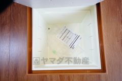 お手入れが簡単なスリム型レンジフードです。調理により発生する油煙や臭いを吸い込み、屋外へ排気してくれます。