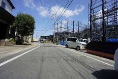 現地（2025年4月21日）撮影。 前面道路は広く、車同士がすれ違うスペースが十分にあります。落ち着いた住宅地内で快適な生活を実現してみませんか＾＾