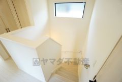 小さなお子様やご高齢の方でも安心できる、手すり付き階段。段差も低めで設定されており、安全性にも優れています。