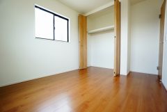 同仕様写真。住む人のこだわりを活かす洋室。日当たりがよく、寝室としての利用もおすすめ。広めのクローゼットには荷物をすっきり片付けられ、ゆとりのある暮らしが出来ます＾＾