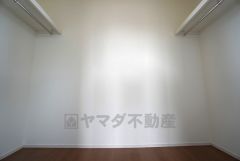 同仕様写真。収納力豊富なウォークインクローゼット。洋服や小物などを1箇所にまとめて美しい収納を実現します。スーツケースのような大型の荷物も置けます＾＾