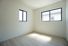 2面採光を確保した明るい室内は、風通しも良く、大変居心地の良い空間となっております。日当たりがよく、子供部屋としての利用もおすすめ。
