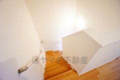 小さなお子様やご高齢の方でも安心できる、手すり付き階段。段差も低めで設定されており、安全性にも優れています。