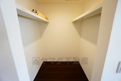 収納力豊富なウォークインクローゼット。洋服や小物などを1箇所にまとめて美しい収納を実現します。スーツケースのような大型の荷物も置けます＾＾