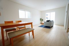 大きな窓のあるリビングは、陽光あふれる明るい空間です。居心地良く、ご家族皆がゆったり寛げる憩いの空間となりそうです。