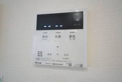 キッチン横からボタンひとつで操作が楽々。