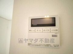 キッチン横からお湯張り、追い炊き、足し湯がボタン一つで楽々操作できる給湯機リモコンです。忙しい夕飯準備の時間帯に重宝しますね。