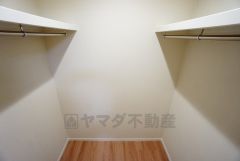 収納力豊富なウォークインクローゼット。洋服や小物などを1箇所にまとめて美しい収納を実現します。