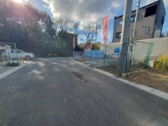 現地（2025年12月22日）撮影。車の通り抜けができないので、小さな子供も安心して遊ばせることができます。