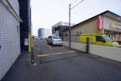駐車場入り口にはセキュリティ対策の為オート開閉のチェーンロープを完備しております。車の防犯対策も良いです。お車の安全も守れます。