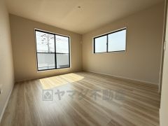 ご夫婦お二人のプライベートシーンを演出する寝室は、大容量のウォークインクローゼット付き。