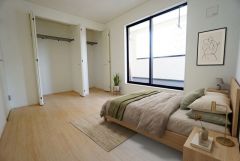 家具はイメージです。寛ぎの時間を紡ぎだす主寝室は、大型ベッドを置いても余裕の広さを確保しています。