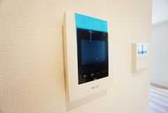 防犯はもちろん、セールスマン対策にもなるモニター付きインターホンです。お子さん1人での留守番時にも活躍しそうです。