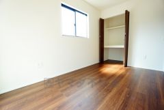 1階洋室。暖かい日差しが差し込む洋室。たっぷり収納できるクローゼット付きでお部屋の中をすっきりと快適に保てます。